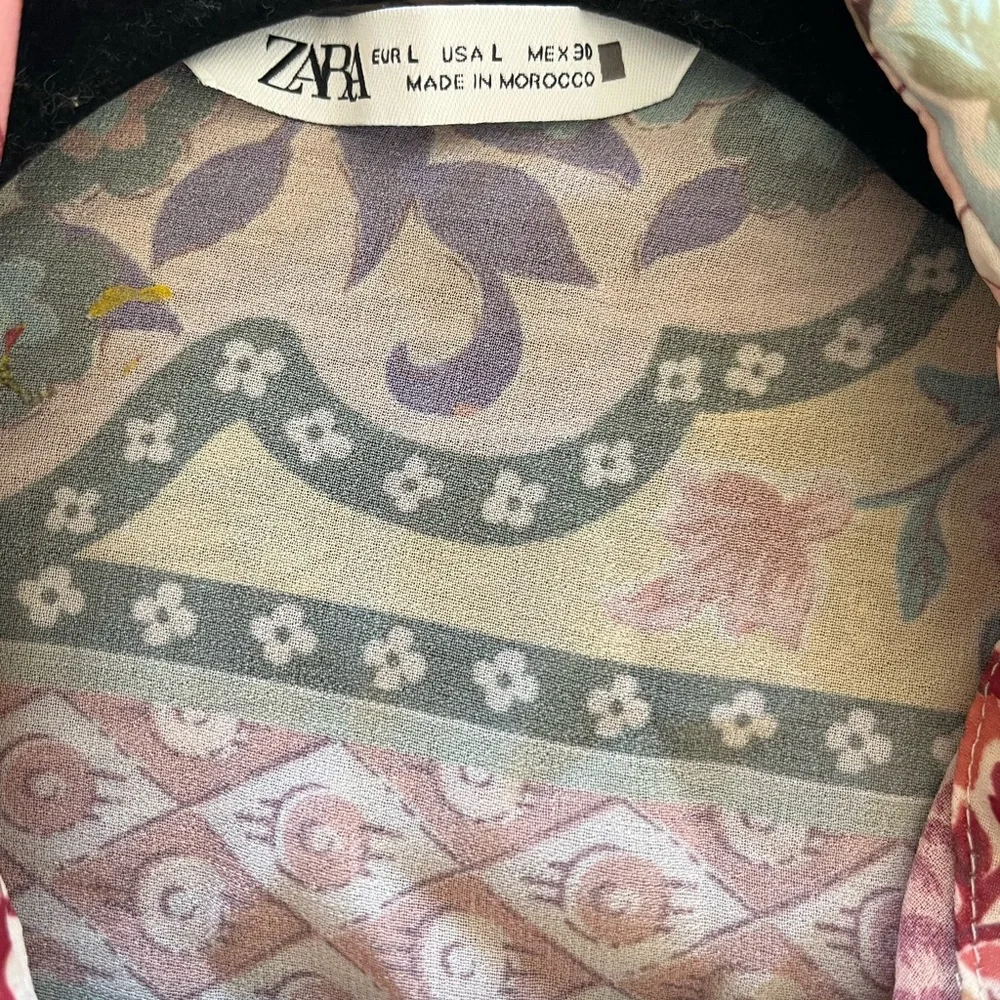 Zara flowy patterned blouse, made in Morocco. Size L. - Picture 5 of 5